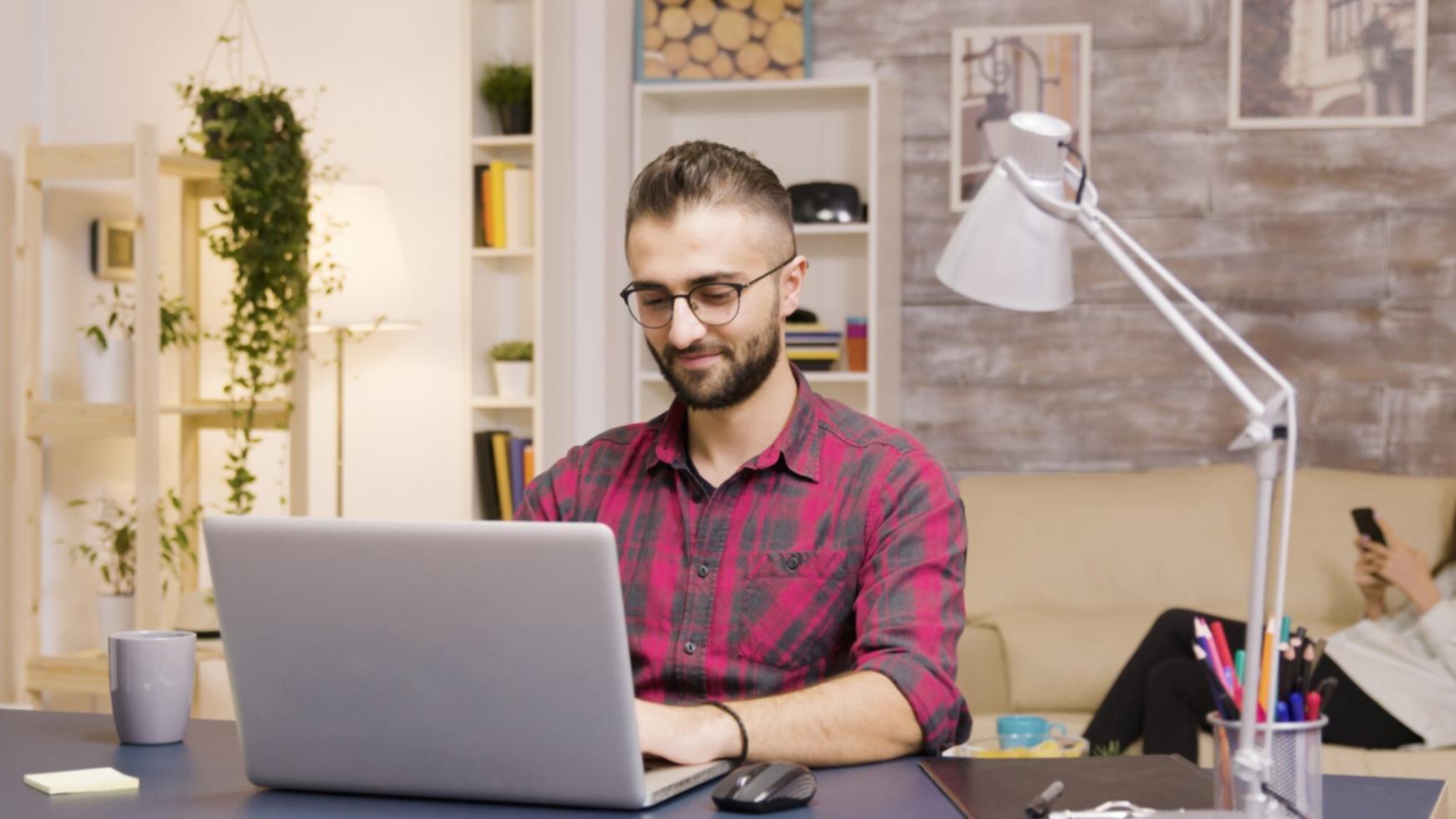 Grupo diverso de profesionales trabajando en análisis financiero colaborativo